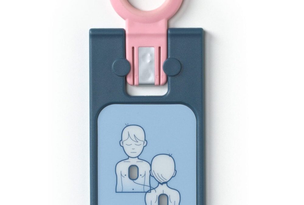 Close up of the pink Philips FRx Infant/Child Key inserted into a HeartStart FRx AED to activate pediatric rescue mode.
