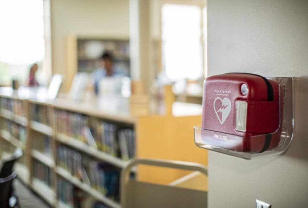 Philips FRX AED in a school